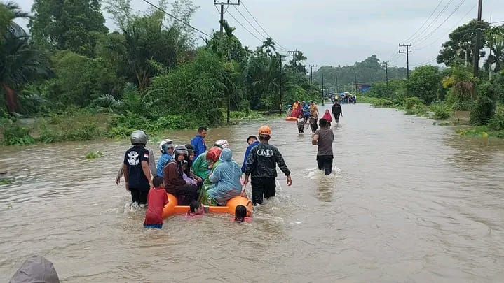 Berikut ini adalah dokumentasi evakuasi banjir yang datang hampir 2x setiap tahunnya.